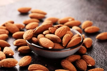 பாதாம் அதிகமாக சாப்பிட்டா இந்த பிரச்சினைகள் எல்லாம் வருமாம்! உஷாரா இருங்க