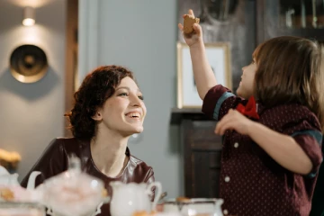 நாள் ஒன்றுக்கு 1.6 லட்சம் சம்பாதிக்கும் அமெரிக்க பெண்:பில்லியனர்களின் குழந்தை வளர்க்க இவ்வளவு ஊதியமா!