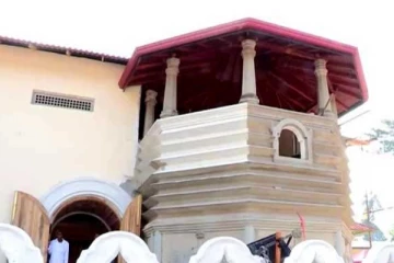 சர்ச்சைக்குரிய போலி தலதா மாளிகை - முகப்பு பகுதியை அகற்றும் நடவடிக்கை ஆரம்பம்
