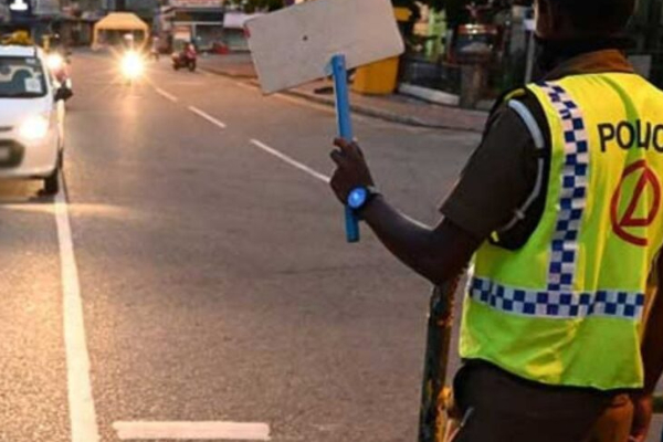 பணியில் ஈடுபட்டிருந்த பொலிஸ் பொறுப்பதிகாரி மீது மோதிய வேன் | Van Hits Police Officer On Duty Kalutara