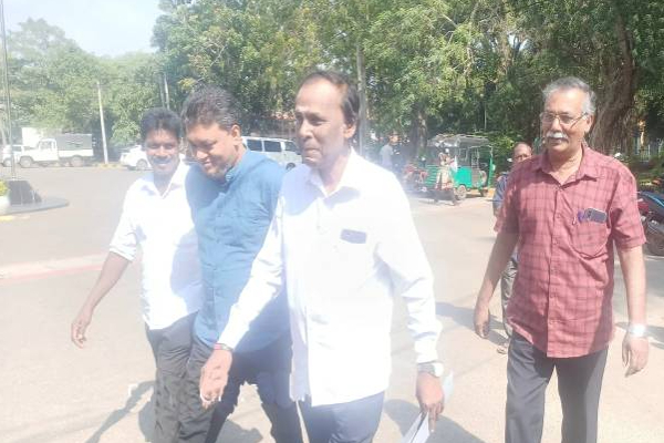 வவுனியா தேர்தலுக்காக கட்டுப்பணம் செலுத்திய ஜனநாயக தமிழ் தேசிய கூட்டமைப்பு! | Tamil National Alliance Paid For Vavuniya Election