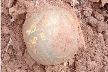 வவுனியாவில் வெடிக்கும் நிலையில் கைக்குண்டு மீட்பு(Photos)