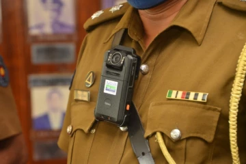 பொலிஸ் அதிகாரி ஒருவரின் நெகிழ்ச்சி செயல் ; பெண்ணின் உயிரை மீட்ட அதிகாரி