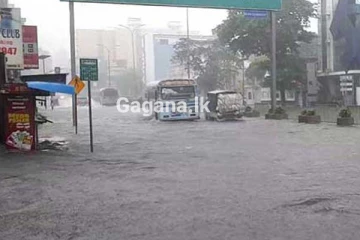 ප්‍රධාන වීදියක් ජලයෙන් යටවෙයි - දැඩි රථවාහන තදබදයක්