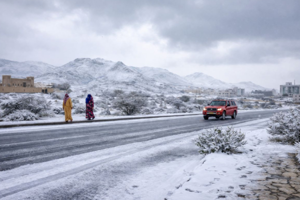 சவுதி அரேபியா காலநிலை வரலாற்றில் ஒரு அரிய மாற்றம்; பனியால் மூடப்பட்ட பகுதிகள் | Snowfall In The Desert In Saudi Arabia சவுதி அரேபியா காலநிலை வரலாற்றில் ஒரு அரிய மாற்றம்; பனியால் மூடப்பட்ட பகுதிகள் | Snowfall In The Desert In Saudi Arabia