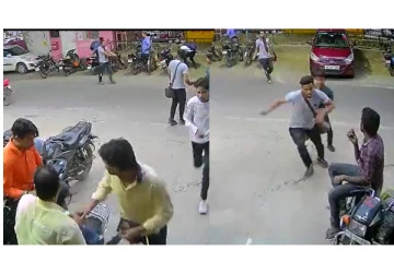 கழுத்தை அறுத்துக்கொண்டு துப்பாக்கியோடு ரோட்டில் ஓடிவந்த நபர் - பதற வைக்கும் வீடியோ வைரல்...!