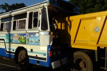வவுனியா - திருகோணமலை வீதியில் விபத்து! 13 பேர் வைத்தியசாலையில் அனுமதி (படங்கள்)