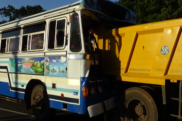 வவுனியா - திருகோணமலை வீதியில் விபத்து! 13 பேர் வைத்தியசாலையில் அனுமதி (படங்கள்) - ஐபிசி தமிழ்