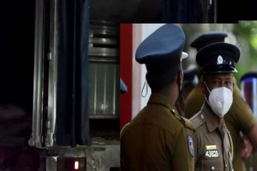 வவுனியாவில் வாகனத்தை வழிமறித்து சோதனை நடத்திய பொலிஸார்! சிக்கிய மர்மங்கள்