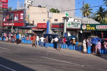 ஒரு எரிவாயுவிற்காக கால் கடுக்க காத்திருக்கும் மக்களின்  அவலநிலை!