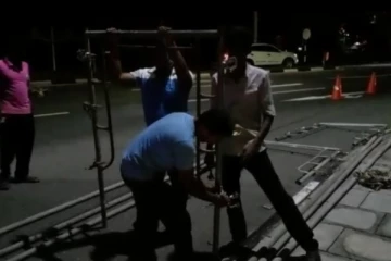 පාර්ලිමේන්තුව අවට මෙතෙක් නොකරපු දෙයක් රාත්‍රී කරයි..අද කුමක් වෙයිද?(PHOTOS)