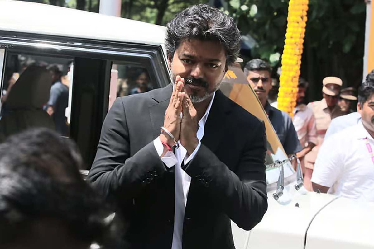 புதிய வாகனத்தில் டிரைவராக அமர்ந்த தமிழக முதல்வர்! | Chief Minister Vijay Drives New Vehicle