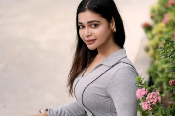 ட்ரெண்டி லுக்கில் தர்ஷா குப்தா அழகிய போட்டோஷூட்