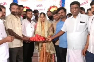 இப்போதைக்கு காஸ்ட்லி கிப்டு இதுதான் : திருமண பரிசான  தக்காளி