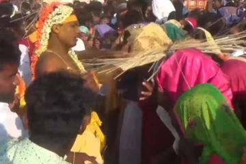 பக்தர்களை துடப்பத்தால் விளாசிய பூசாரி! காரணம் என்ன?