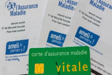 பிரான்சில் மூன்று இலட்ச சுகாதார அட்டைகளின் காப்பீடு ரத்து