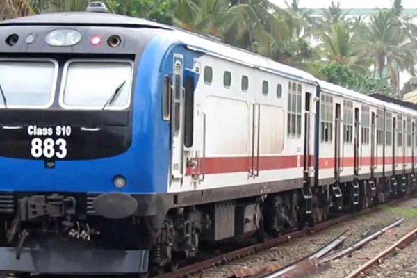 தடம் புரண்ட புகையிரதம் ; பெரும் அவதியில் மக்கள் | Train Derailment Disrupts Several Rail Services