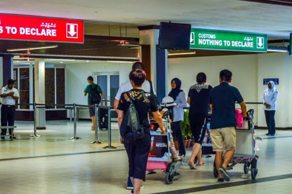 கிரீன் சேனல் வழியாக வெளியேற முயன்ற பெண் ; சிக்கிய பொருட்கள் | Woman Arrested Airport Green Channel Sri Lanka