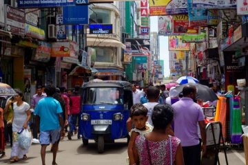 கொழும்பில் ஆபத்தான நிலையில் பல கடைகள் : உயிரிழக்கும் நிலையில் ஊழியர்கள்