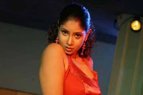 விஜயுடன் நடித்த நடிகை சங்கவியின் மகளா இது? வைரலாகும் குடும்ப புகைப்படம் | Actress Sangavi Recent Photo With Family Viral