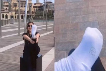 சுத்தத்திற்கு பேர் போன துபாய்.. வெள்ளை சாக்ஸில் சாட்சியாக காட்டும் பெண்: வைரலாகும் வீடியோ