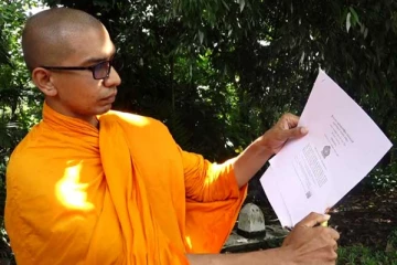 தேரர் ஒருவரால் தீ வைத்து எரிக்கப்பட்ட சட்டமூலம்