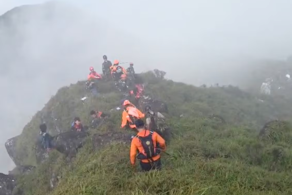 இந்தோனேசியாவில் மாயமான விமானம்! சிதைந்த பாகங்கள் சில மீட்பு | Missing Plane Parts Found In Sulawesi