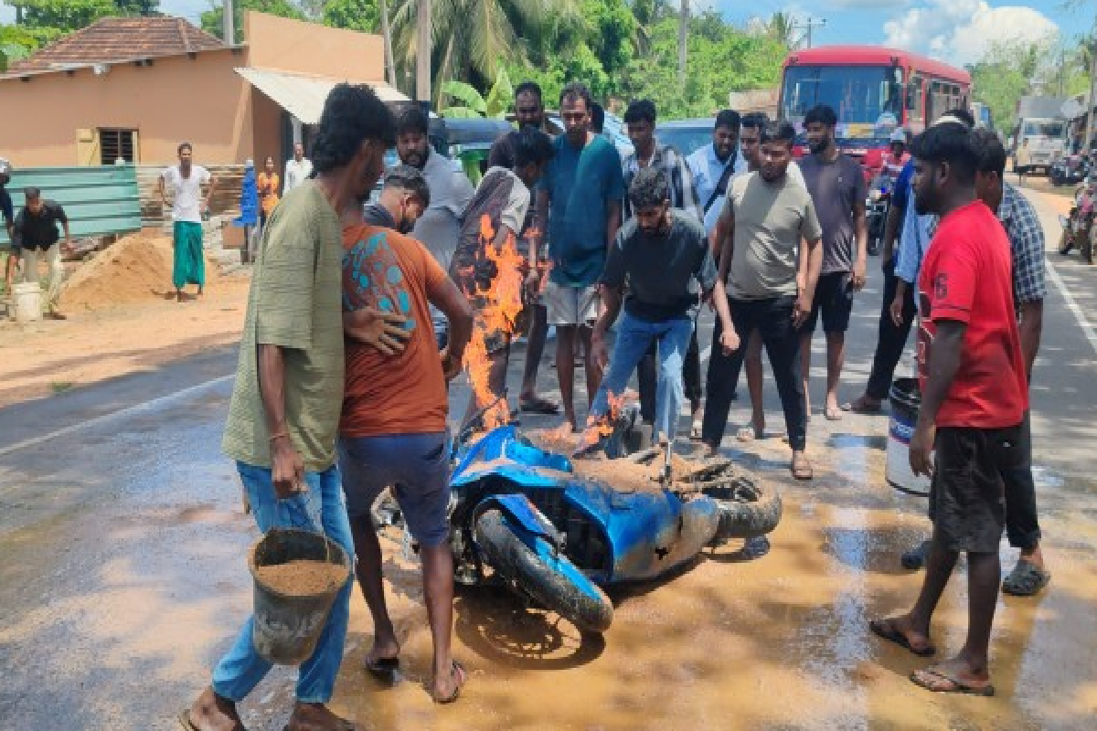 தமிழர் பகுதியில் பயணித்துக் கொண்டிருந்த மோட்டார் சைக்கிளுக்கு நடந்த சம்பவம் | Incident Happened To Motorcycle In Tamil Area