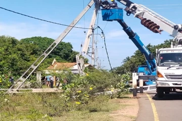 முல்லைத்தீவில் மின்கம்பத்தினை உடைத்து தள்ளிய வாகனம்: மின்சாரம் துண்டிப்பு