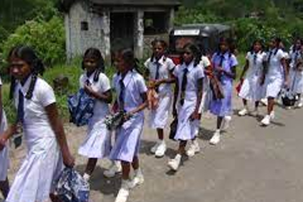பாடசாலை மாணவர்களுக்கும் அசௌகரியம் ; புகார் அளித்த மக்கள் | Inconvenience For School Students