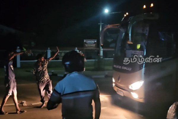 தமிழர் பகுதியில் வழிமறிக்கப்பட்ட கொழும்பிலிருந்து சென்ற பேருந்து | Bus Owners Protested Luxury Bus Colombo Mullaitivu