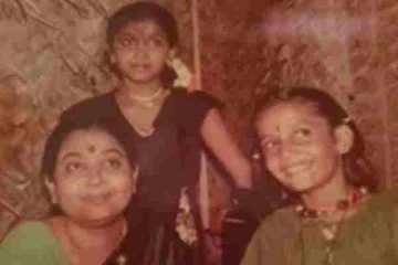 சிறுவயது புகைப்படத்தில் இருக்கும் இந்த பிரபல நடிகை யார் தெரிகிறதா?... அட இவங்கதான்