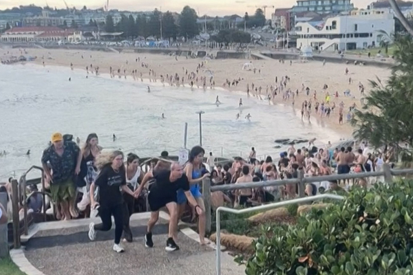 அவுஸ்திரேலியாவை உலுக்கிய துப்பாக்கிசூடு! சிசிடிவி காட்சிகள் மூலம் உறுதிப்படுத்தப்பட்ட தாக்குதலின் பின்னணி | Terrorist Attack Bondi Beach In Sydney Australia