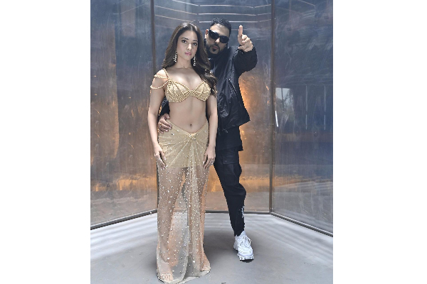 பாலிவுட் பிரபலத்துடன் அந்த மாதிரி உடையில் நெருக்கமாக இருக்கும் தமன்னா.. காசுக்காக இப்படியா | Tamanna Dance With Popular Person In Cinema