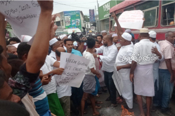 ரவூப் ஹக்கீமின் வருகையை கண்டித்து சாய்ந்தமருதில் போராட்டம்: கொடும்பாவிகளும் எரிக்கப்பட்டன (Photos) | Saainthamaruthu Ravuphakkim Protesting