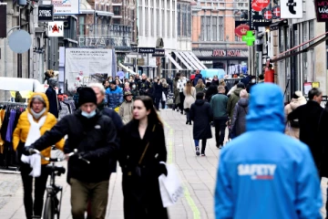 ஓமிக்ரான் பரவலுக்கு மத்தியில் கொரோனா விதிகளை நீக்கிய பிரபல ஐரோப்பிய நாடு!