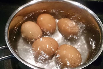 முட்டை உடையாமல் வேக வைப்பது எப்படி... இதோ சூப்பர் ஐடியா! இல்லத்தரசிகளே உடனே படிங்க!