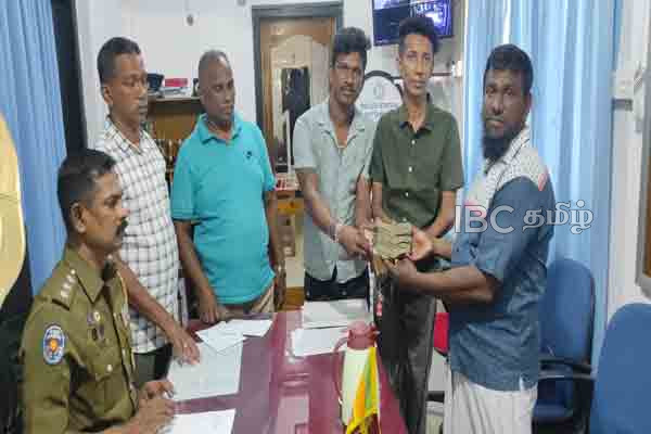 இந்தக் காலத்தில் இப்படியும் இளைஞர்கள் -குவியும் பாராட்டுகள் | Youth Handed Over The Money Found On The Street