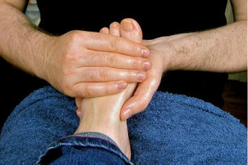 காலில் ஊசி குத்துவது போல் வலிக்குதா? உடனே விரட்டியடிக்க இந்த இயற்கை பொருள் போதும்!