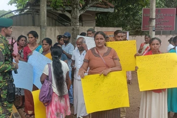 மீள்குடியேறிய சிங்கள மக்களுக்கு நீதி கோரி வவுனியாவில் போராட்டம் (Photos)