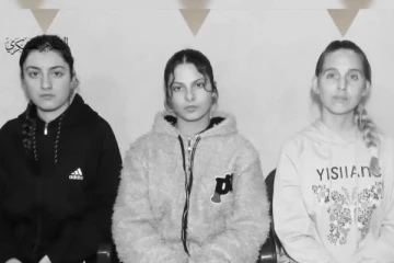 பெண் பணயக் கைதிகளை வைத்து ஹமாஸ் வெளியிட்ட காணொளியால் பரபரப்பு