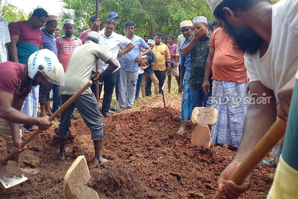 வவுனியாவில் உயிரிழந்த மாணவர்கள்: பெருந்திரளான மக்களின் கண்ணீருக்கு மத்தியில் அடக்கம் (Photos) | Students Drowned In Vavuniya