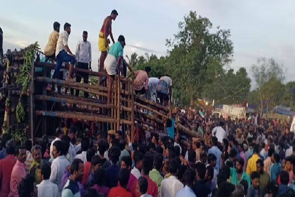 தேர் கவிழ்ந்து விபத்து- பக்தர்கள் இருவர் பரிதாபகரமாக பலி - பலர் காயம் (படங்கள்) | Two Dead As Temple Car Topples In Dharmapuri