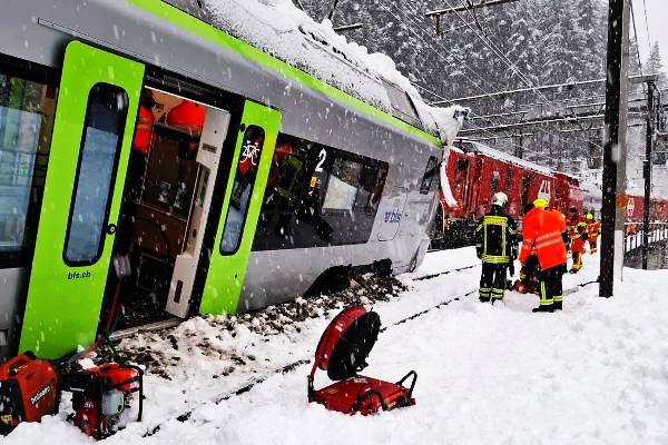 சுவிட்சர்லாந்தில் பனிச்சரிவு: தடம் புரண்ட பயணிகள் தொடருந்து | Switzerland Avalanche Train Derail Goppenstein