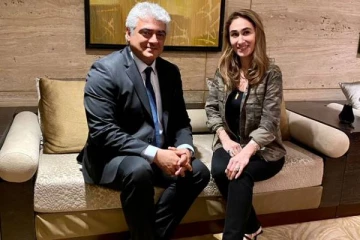 மோட்டார் சைக்கிளிலேயே உலகத்தை வலம்வந்த சாகப் பெண்ணை சந்தித்த நடிகர் அஜித்!