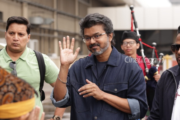 மலேசியாவில் விஜய்க்காக குவிந்த கூட்டம்! ஏர்போர்ட் ஸ்டில்கள் | Vijay Arrives In Malaysia Airport Photos மலேசியாவில் விஜய்க்காக குவிந்த கூட்டம்! ஏர்போர்ட் ஸ்டில்கள் | Vijay Arrives In Malaysia Airport Photos