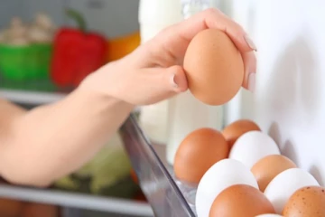 முட்டைகளை மறந்தும் கூட  குளிர்சாதன பெட்டியில்  வைக்ககூடாதாம்! ஏன் தெரியுமா?