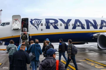டசின் கணக்கான பயணிகளைத் தவிக்கவிட்டு லண்டன் பறந்த Ryanair விமானம்