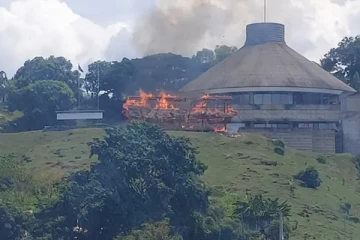 சாலமன் தீவுகளில் வன்முறை! - நாடாளுமன்றத்துக்கு தீவைப்பு