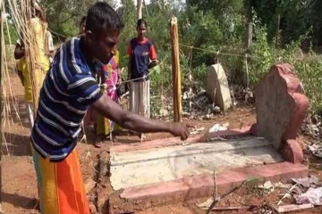 பட்டப்பகலில் மயானத்தில் பலி கொடுத்த பெண்கள் ; கல்லறையில் கிடைத்த பொருட்களால் பீதியில் உறையும் மக்கள்